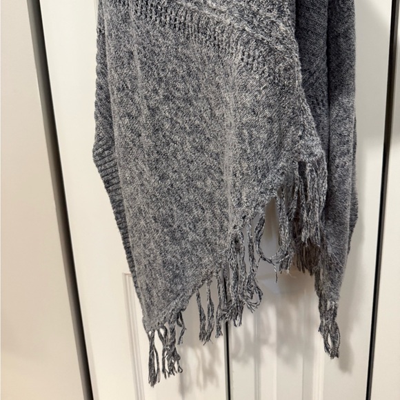 Romeo & Juliet Open Front Grey Fringe Vest (Size S) - Picture 5 of 6